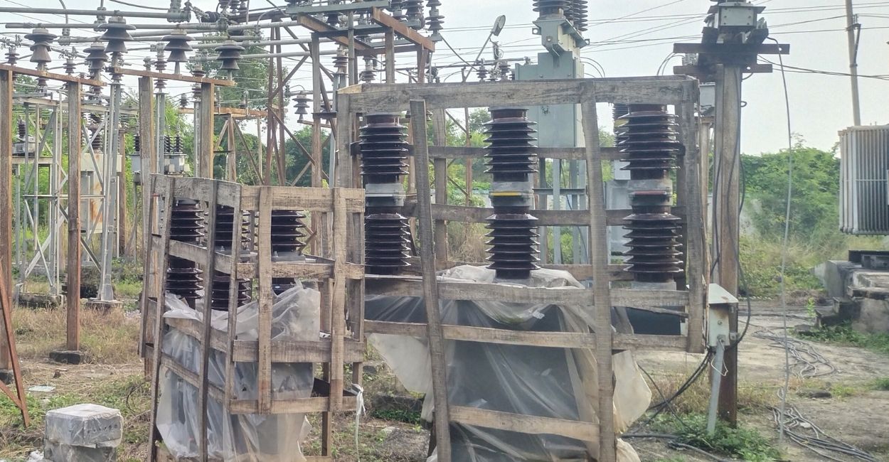 three people including sdo burnt while working in 220 kv power house in mahoba