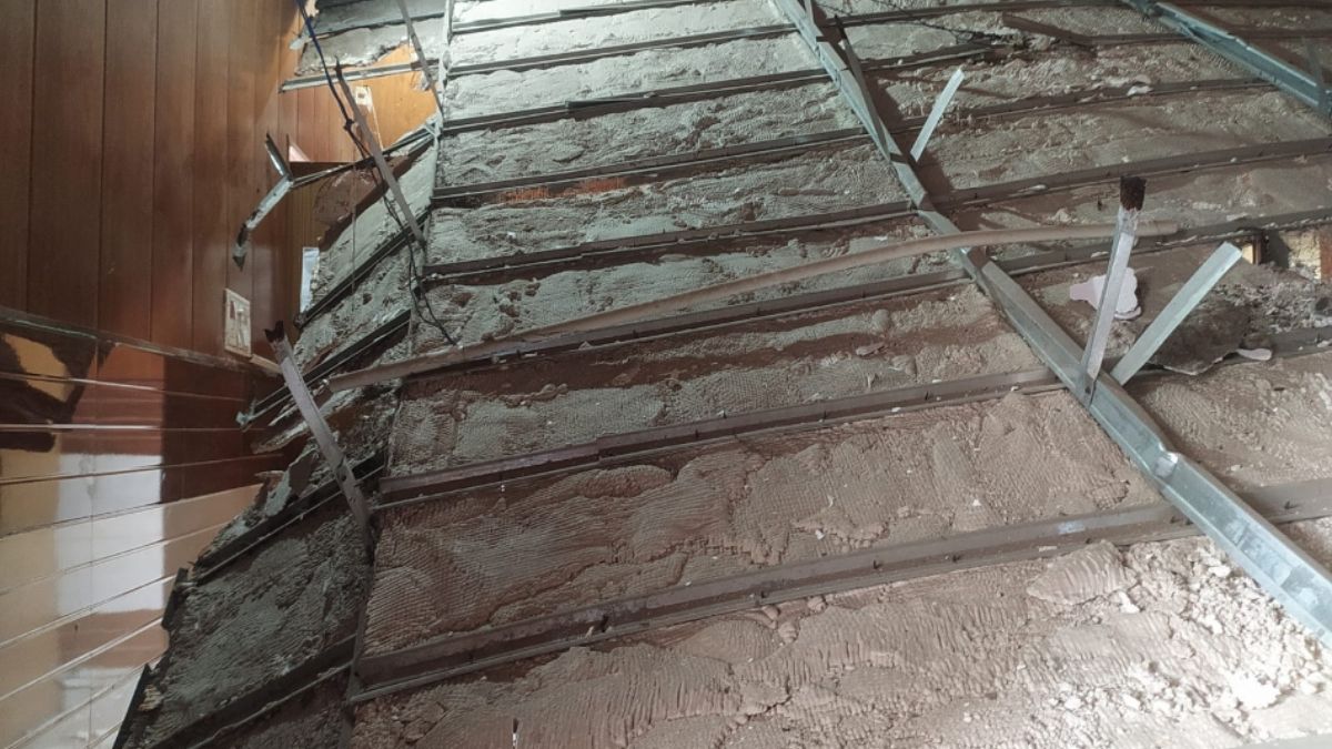 ceiling collapse at mundhapande police station moradabad