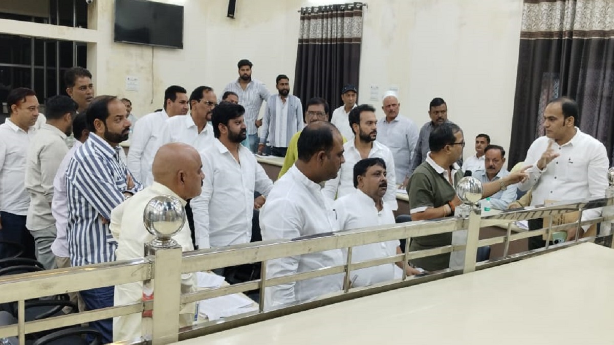 muzaffarnagar news municipal board meeting uproar over tree cutting health officer threatens resignation