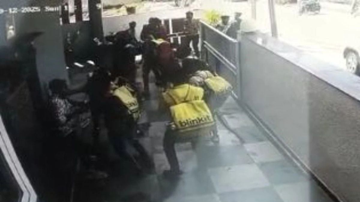 delivery boy brawl dispute over change leads to mob attack