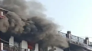 प्रयागराज शहर के मीरापुर के हर्षवर्धन नगर स्थित फर्नीचर के गोदाम से उठता धुंआ। जागरण
