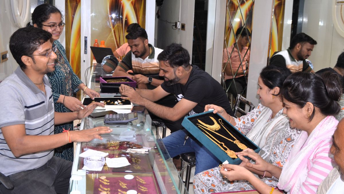 diwali shopping begins gold prices rise in pilibhits sarafa bazaar