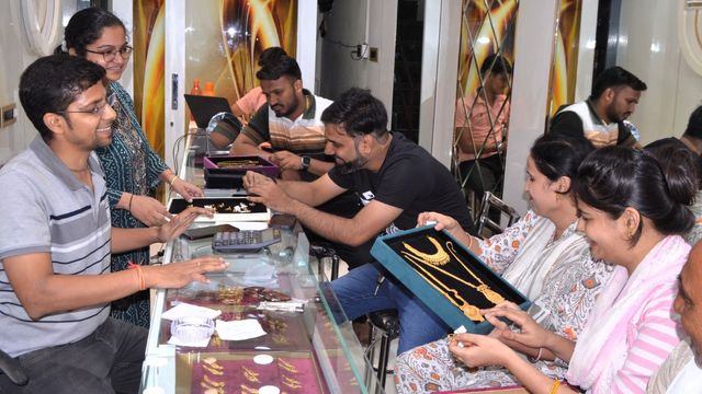 Gold Silver Price Hike: सोना हुआ महंगा तो तलाश ली ग्राहकों के लिए 'जुगाड़', दिवाली के लिए बाजार में धूम
