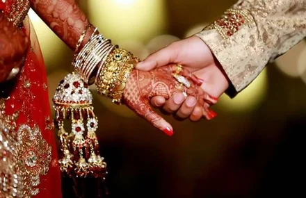 यूपी के इस गांव में पत्नी की लंबी आयु के लिए पति रखते हैं व्रत, बड़ी दिलचस्प है कहानी
