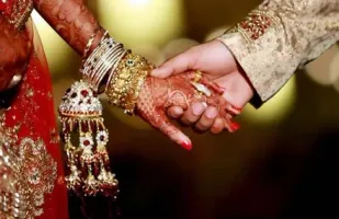 यूपी के इस गांव में पत्नी की लंबी आयु के लिए पति रखते हैं व्रत, बड़ी दिलचस्प है कहानी