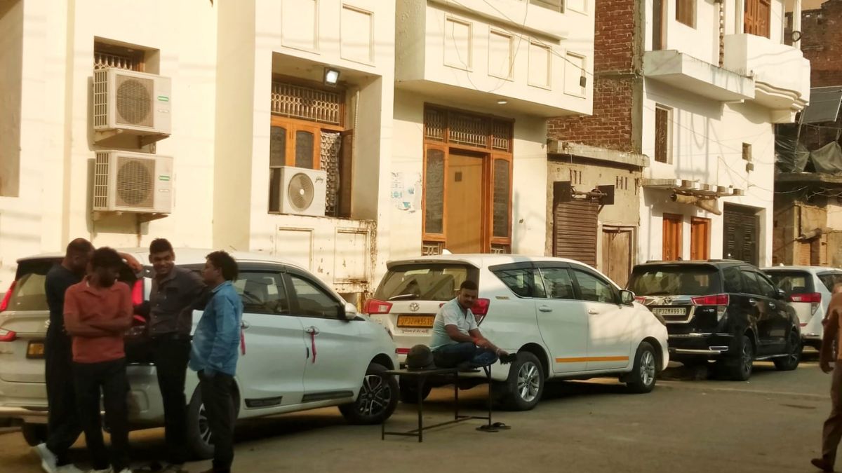 income tax department raids the house of a meat factory owner in sarai tareen sambhal