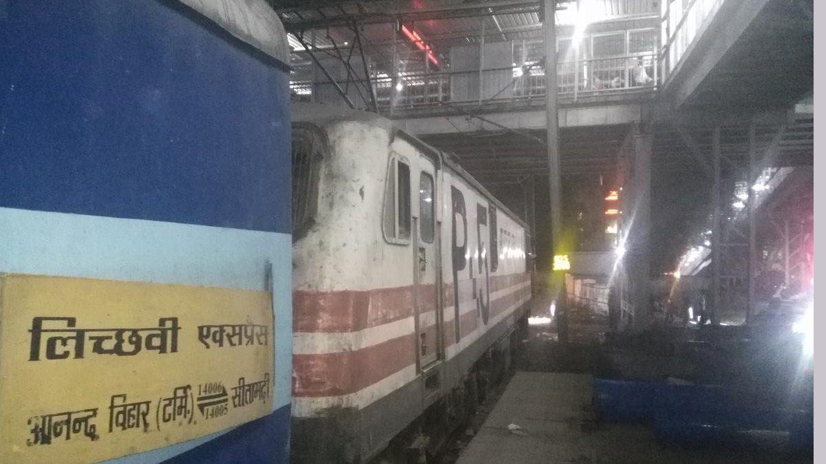 fire scare on lichchavi express at ekma station saran
