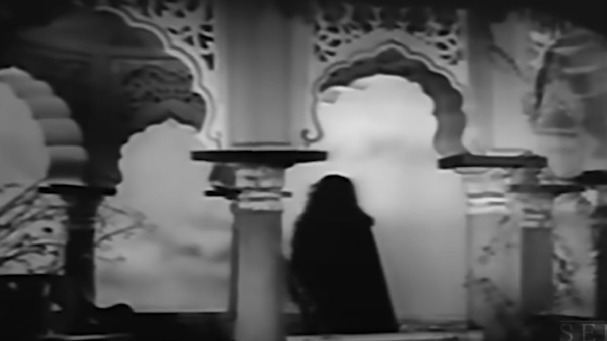 ashok kumar and madhubala starrer horror romantic film mahal release before 75 years and still one of the most haunted films