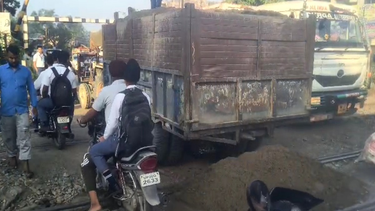 bijnor new strolley stuck on nagina railway crossing disrupts train traffic