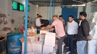 कार्रवाई करते साद्य सुरक्षा विभाग के अधिकारी