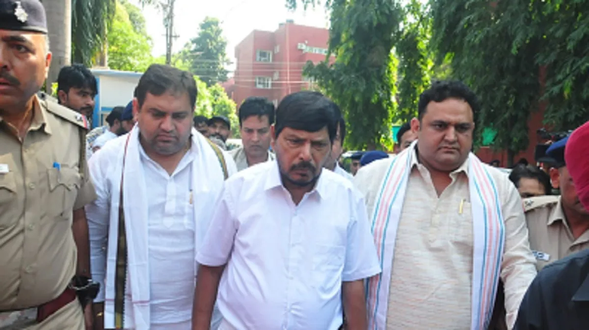 आईपीएस पूरन कुमार की आईएएस पत्नी बोली-डीजीपी को हटाकर गिरफ्तारियां हों, सीएम कह रहे-पहले पोस्टमार्टम कराओ, अठावले ने बताया कहां फंसा है पेच

