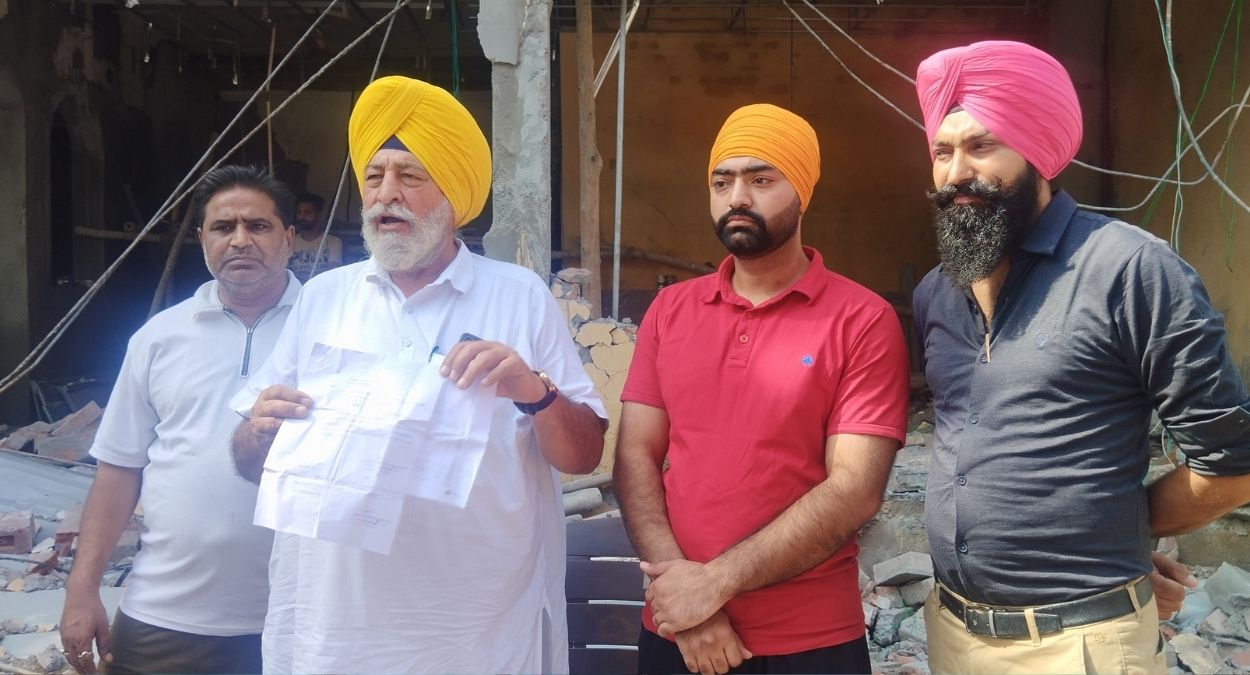 excouncilors father accuses akali leader of mobile theft