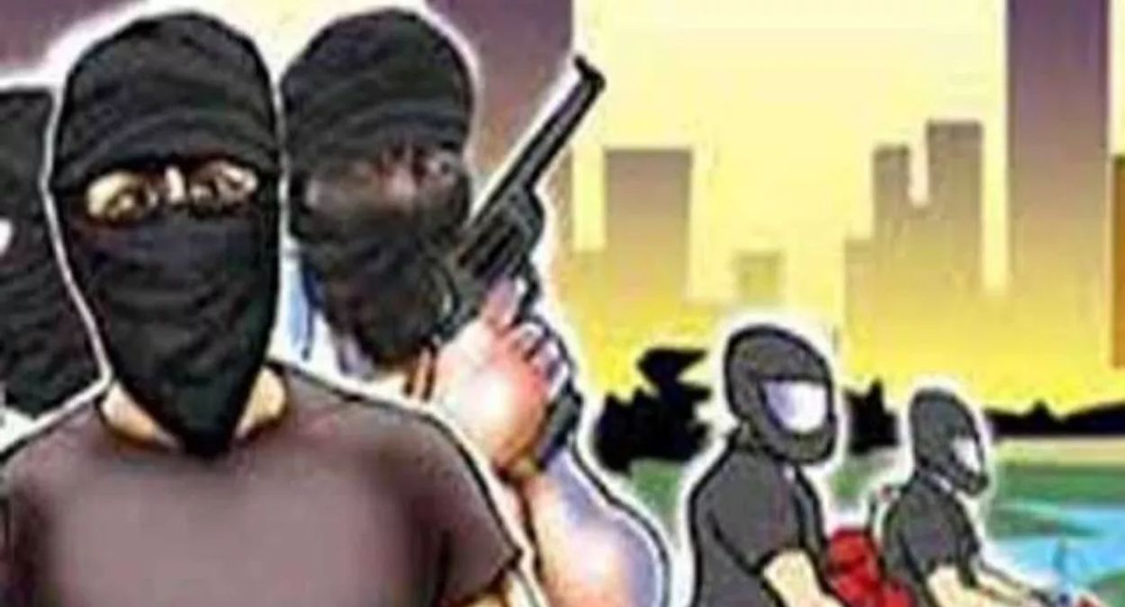armed robbery at bathinda petrol pump 2 lakh looted