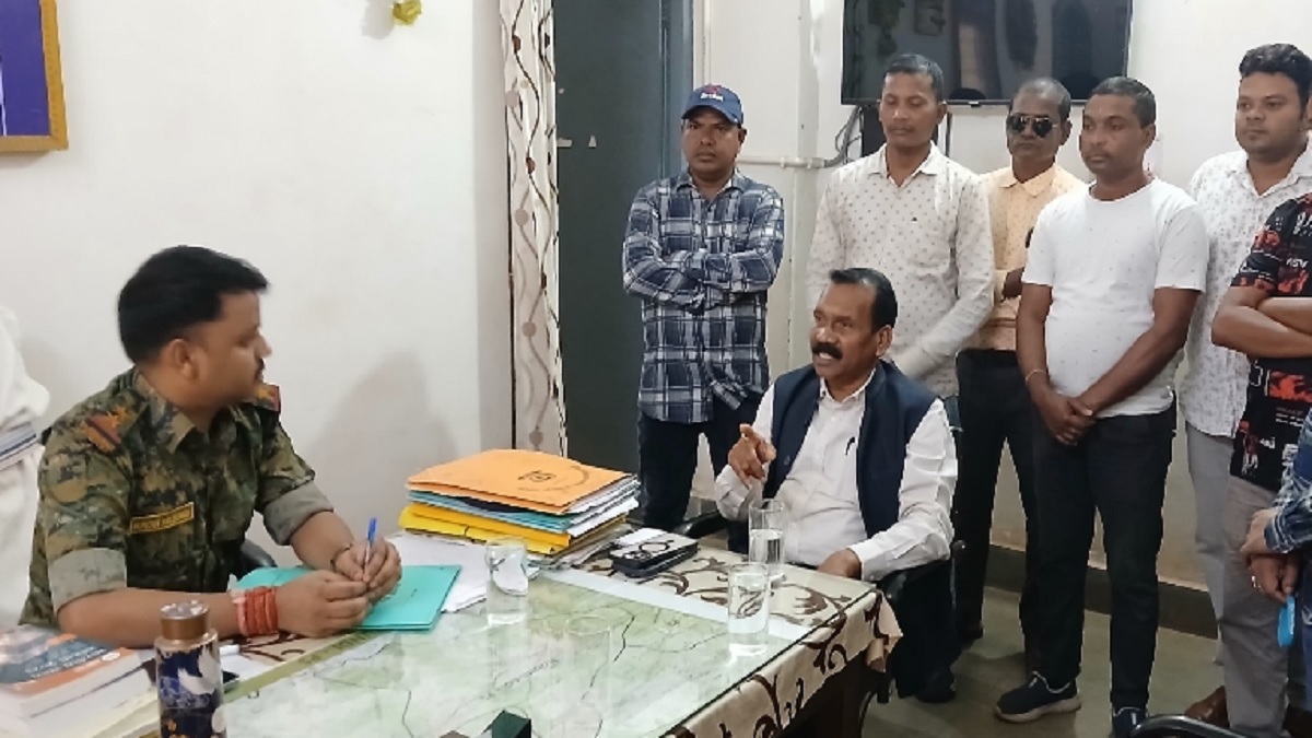 jharkhand illegal iron ore mining 10 arrested in west singhbhum