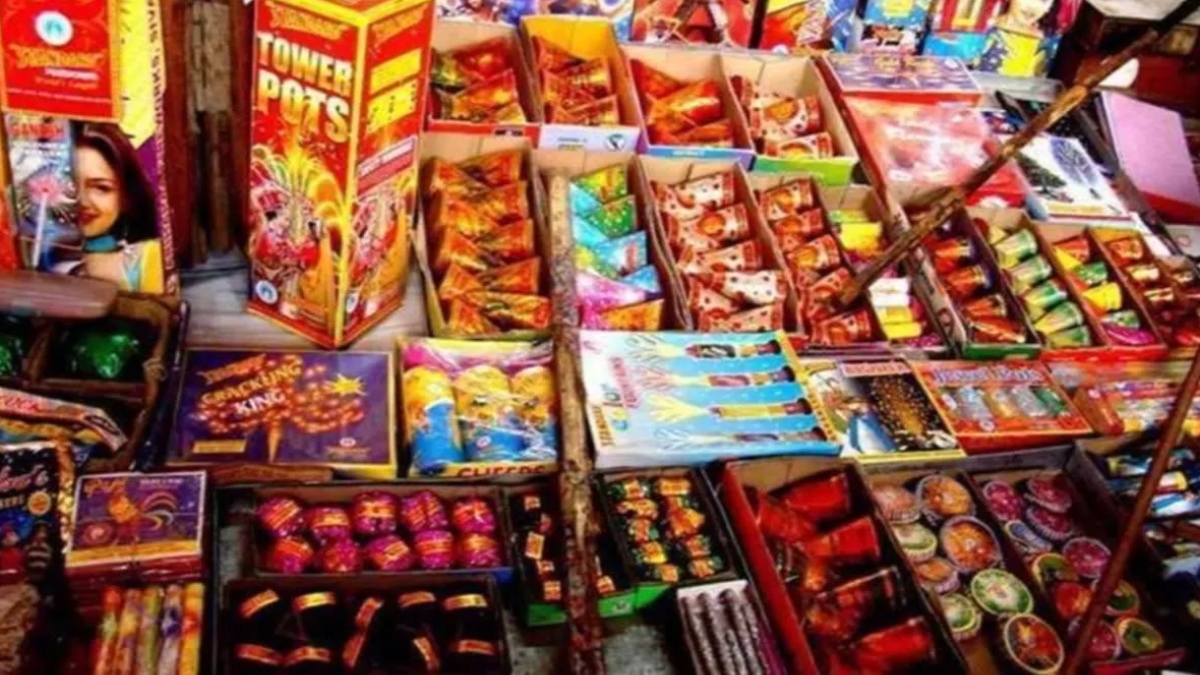 delhi 160 kg of banned firecrackers seized one arrested
