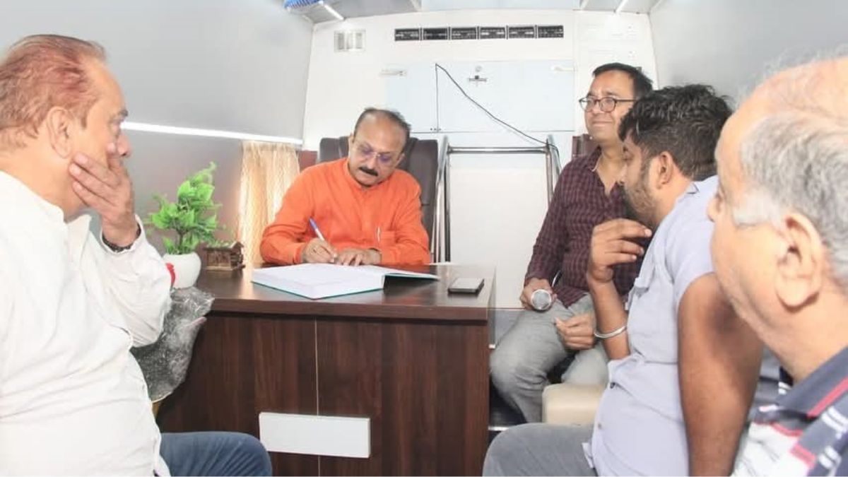 delhi minister reaches uttam nagar under delhi government at your door scheme