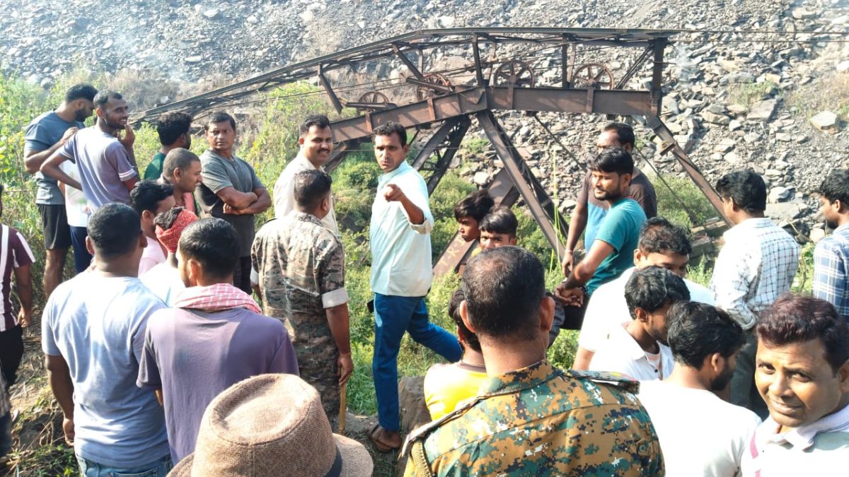 dhanbad accident one dead two injured while cutting ropeway structure