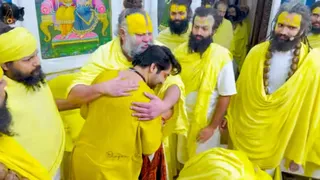 संत प्रेमानंद से मिलने के दौरान आचार्य धीरेन्द्र कृष्ण शास्त्री।