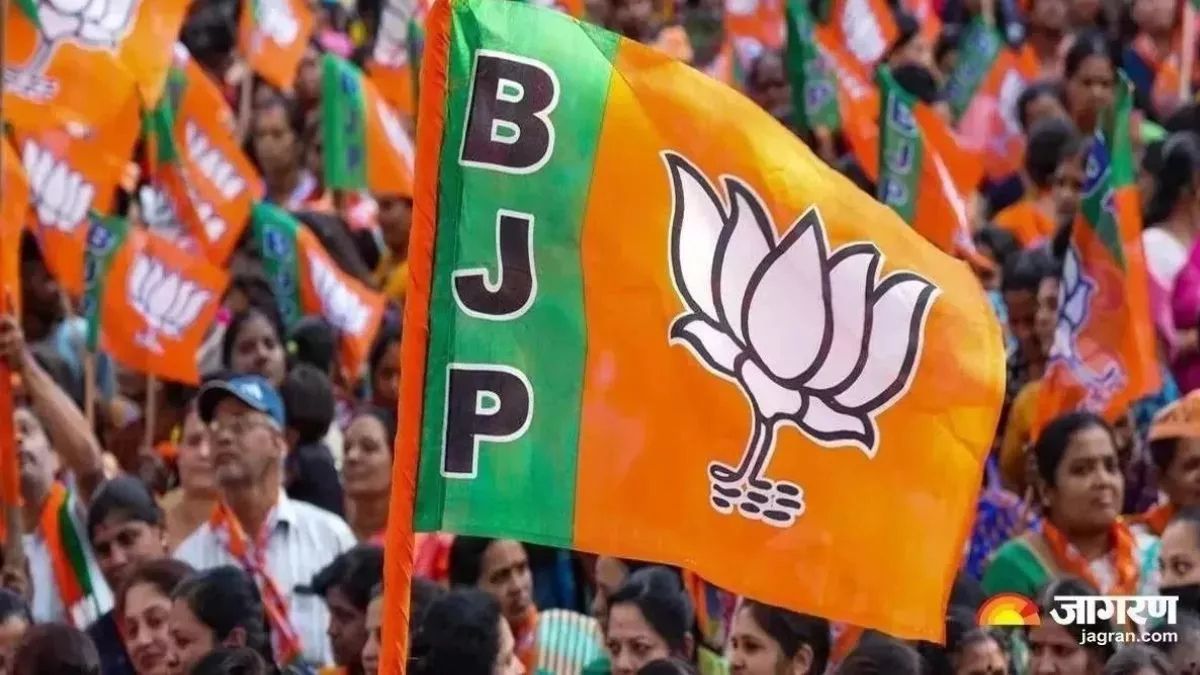 bjp distributes red chili powder for selfdefense after durgapur rape case