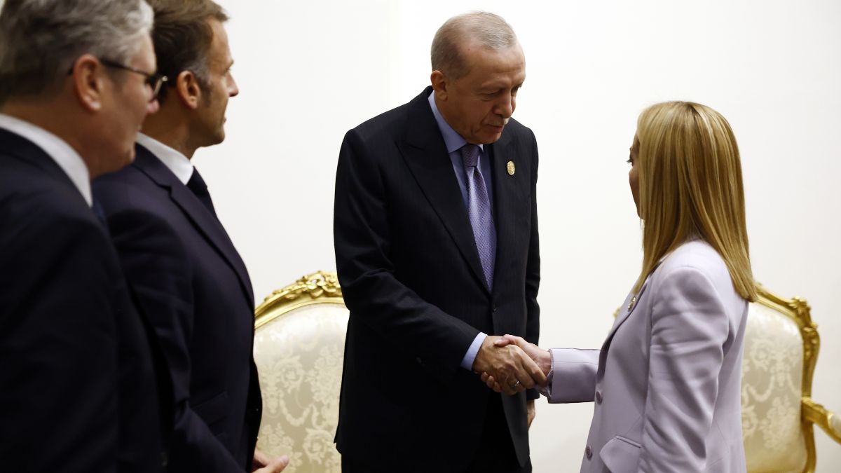 erdogan asks meloni to quit smoking at gaza peace summit