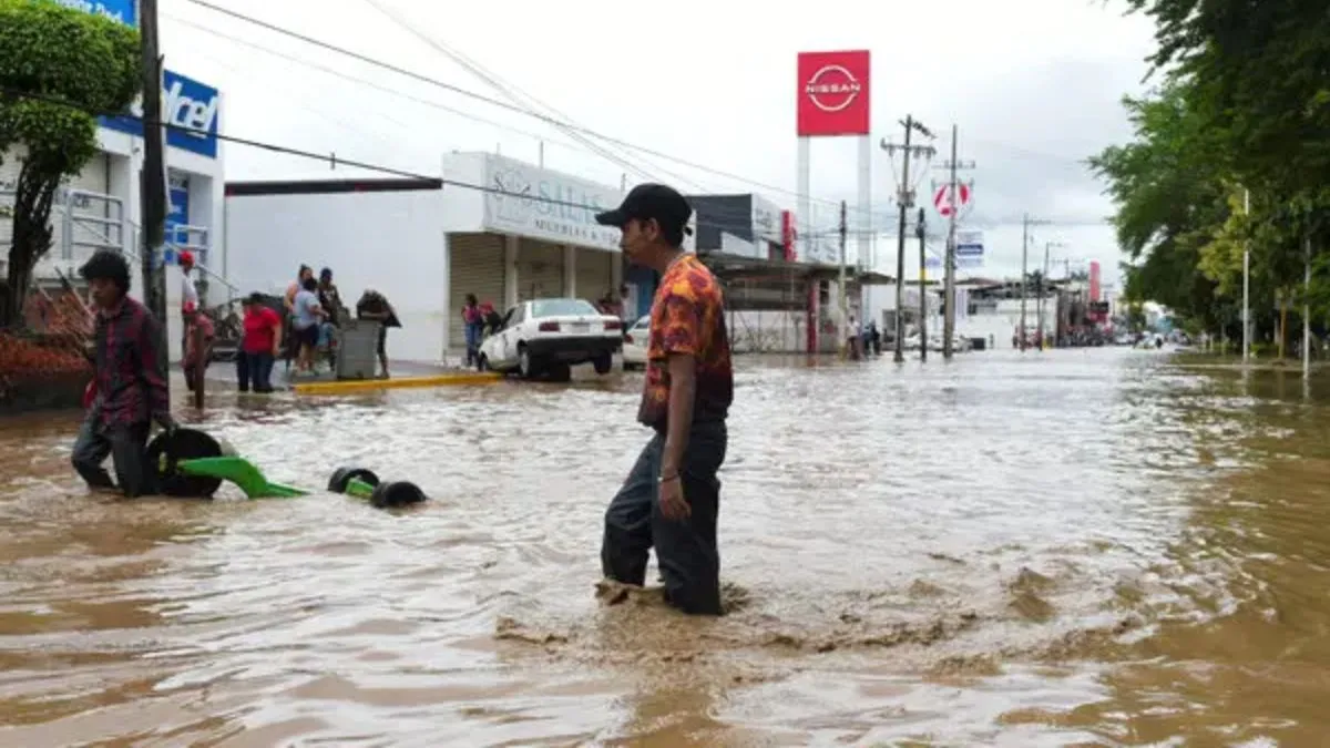 https://www.jagranimages.com/images/2025/10/14/article/image/Mexico-Rain-1760393415015.jpg