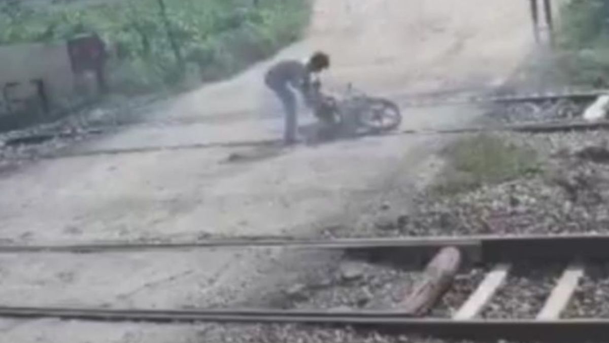 student dies in train accident at greater noida railway crossing