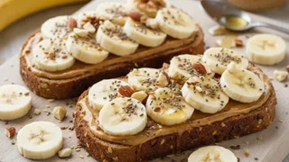 Peanut Butter Toast बनाने के लिए फॉलो करें ये आसान रेसिपी (Image Source: AI-Generated)