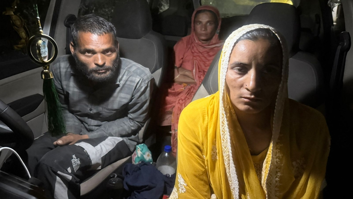 rajouri police seize heroin arrest three in sunderbani