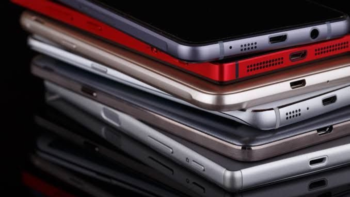 indias mobile phone exports surge 95 in september