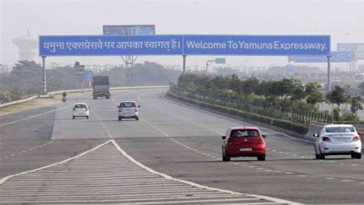 yamuna expressway overloaded tractors pose accident risk