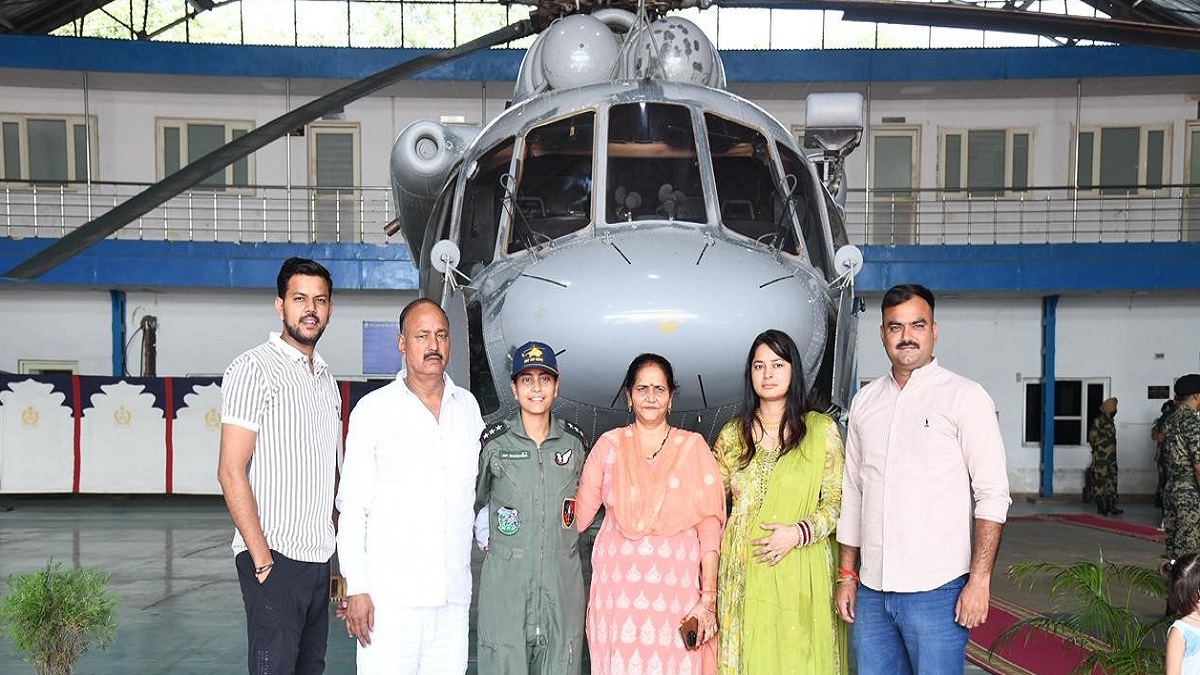 bhawana chaudhary became first woman flight engineer of bsf her father is si in up police