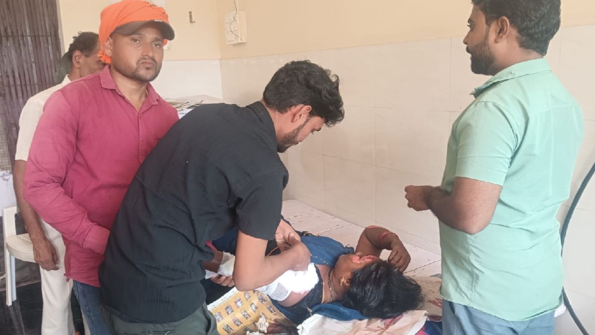 auto overturns in mirzapur two injured saving biker