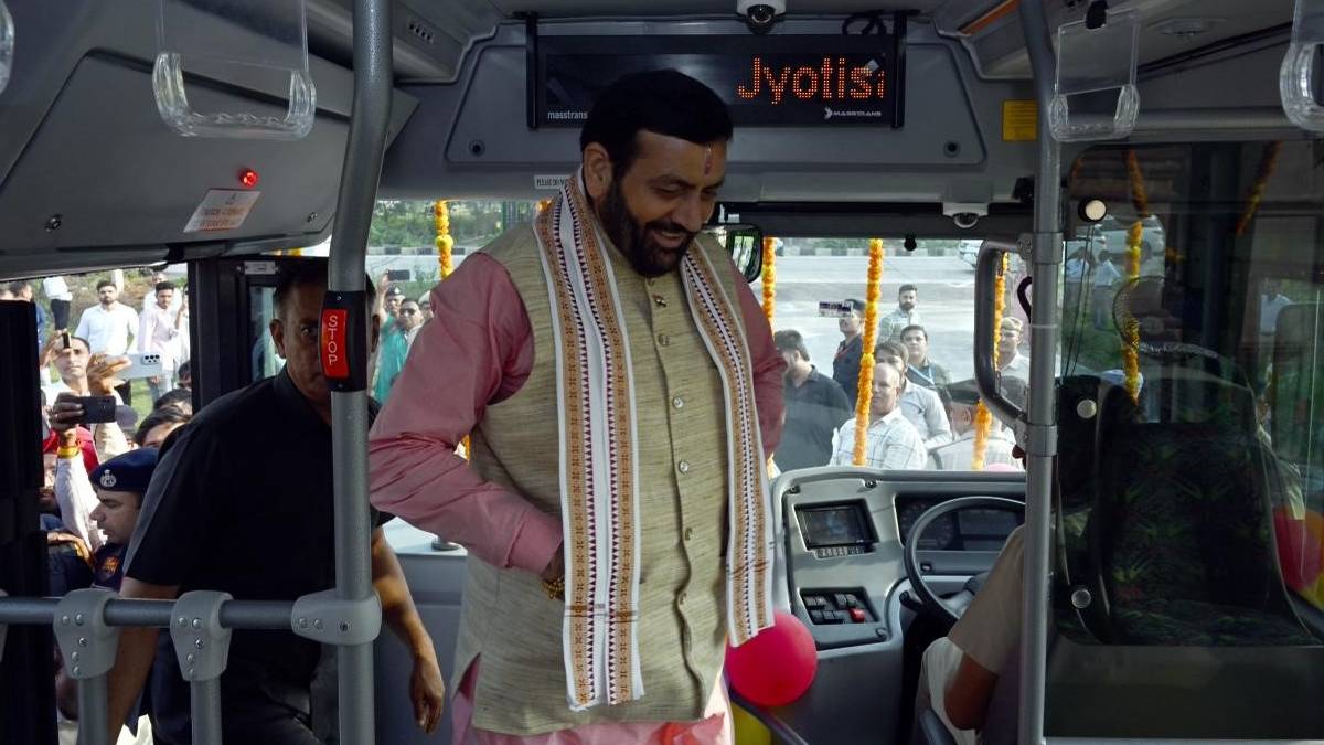 cm naib flagged off 10 electric buses in kurukshetra travelling from jyotisar to pipli