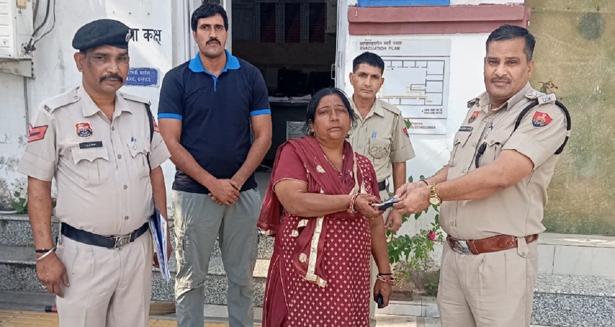 honest constable returns lost purse with 14500 rupees in pinjore