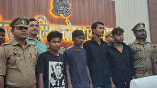 प्रयागराज पुलिस की गिरफ्त में महिला से लूटपाट करने वाले आरोपित। जागरण