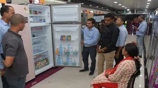 Diwali 2025 प्रयागराज के सिविल लाइंस में फ्रिज की खरीदारी करते लोग। जागरण