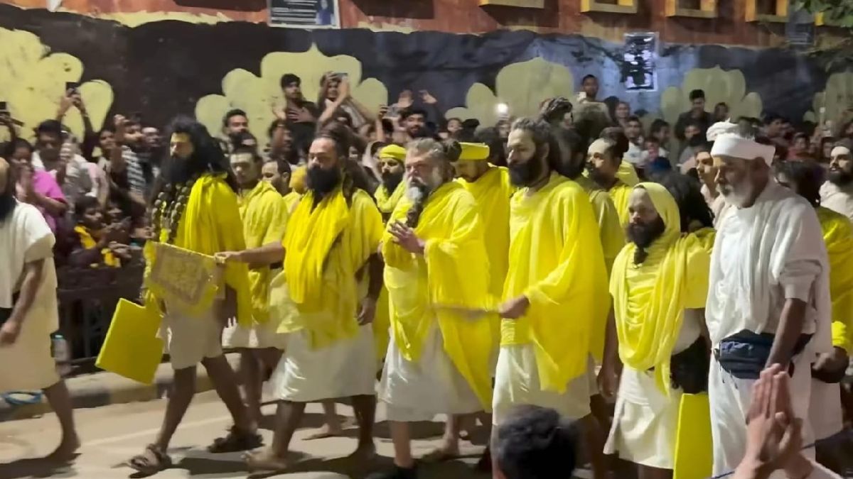 saint premananda went out to give darshan to the devotees on the parikrama route good news for devotees vrindavan news