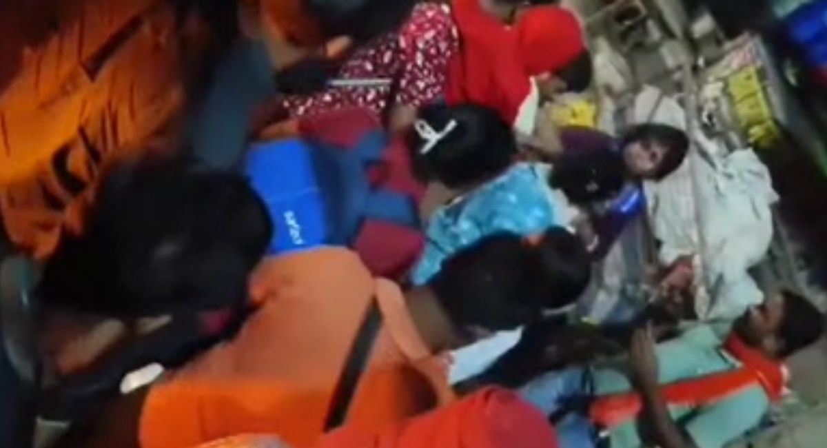 teachers fight over window in bus video viral bansi roadways incident