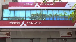 एक्सिस बैंक के मुनाफे में गिरावट बेड लोन के कारण हुई है।