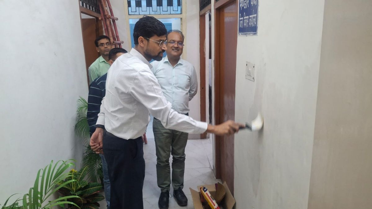 ias officers cleanliness drive at vikas bhawan ghaziabad