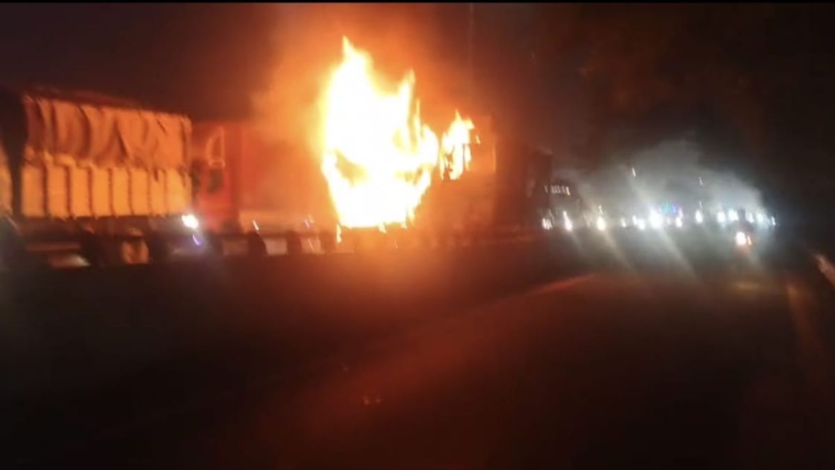 gurugram two vehicles catch fire on delhijaipur highway