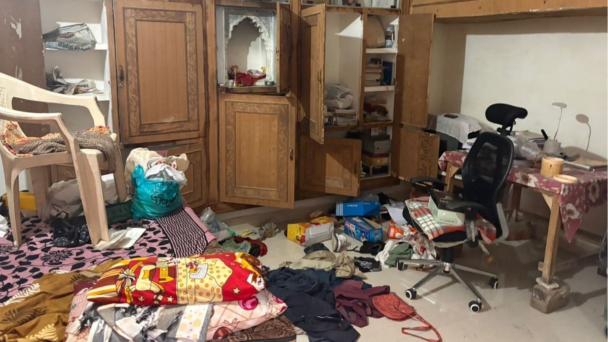morena robbery mother and daughter held hostage 20 lakh looted
