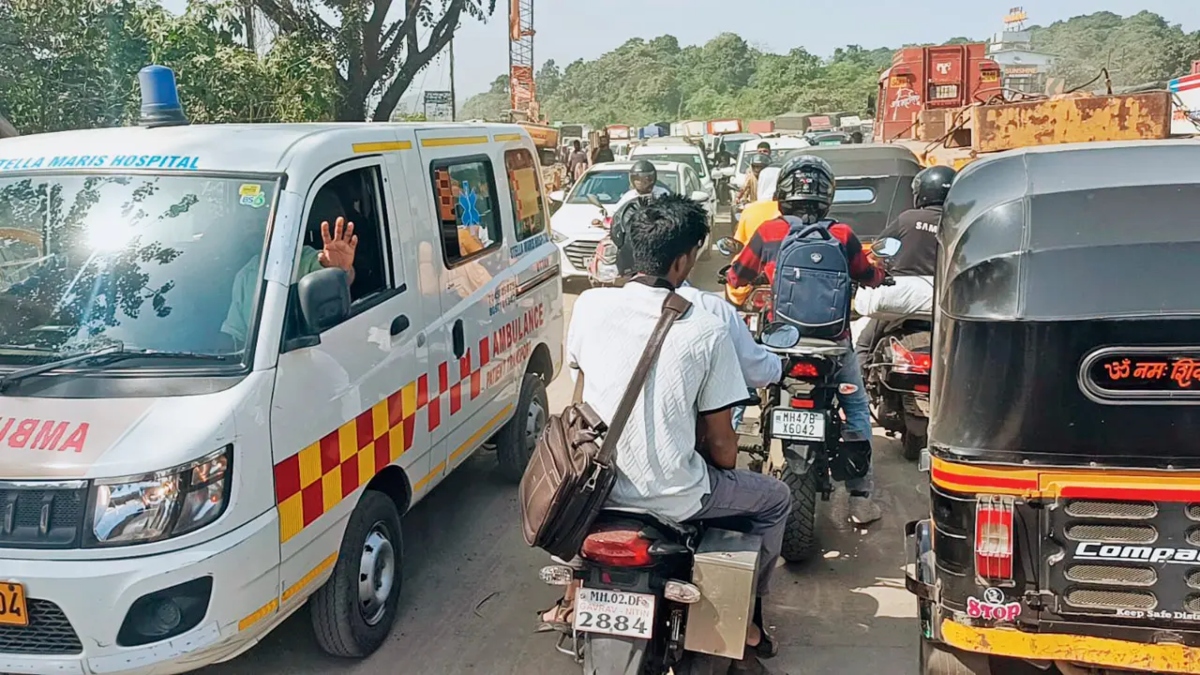 massive traffic jam on mumbai ahmedabad highway 500 students stuck for 12 hours biscuit water