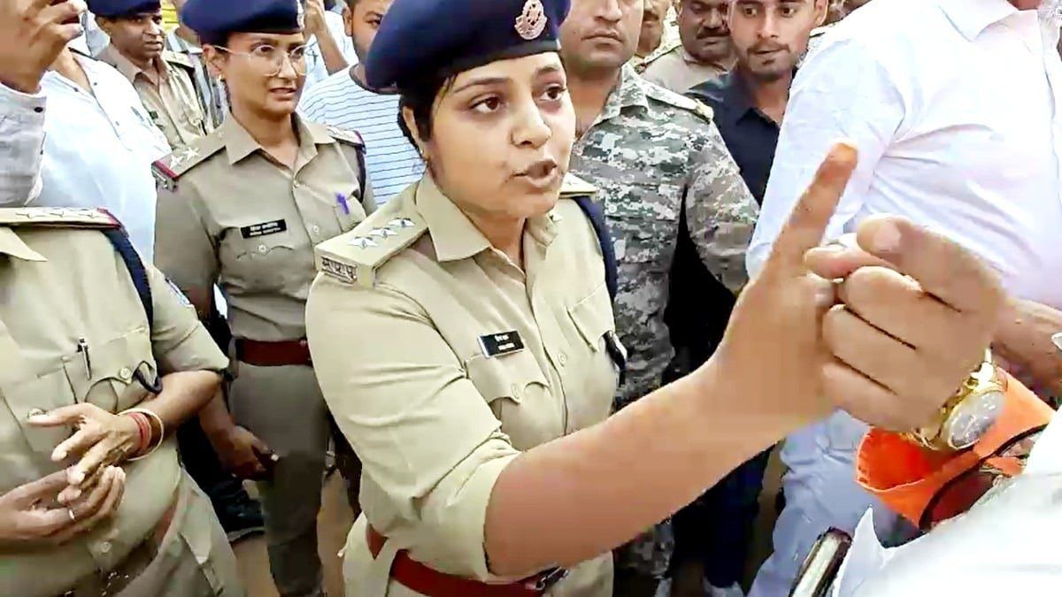 muslim woman dsp faces slogans responds firmly