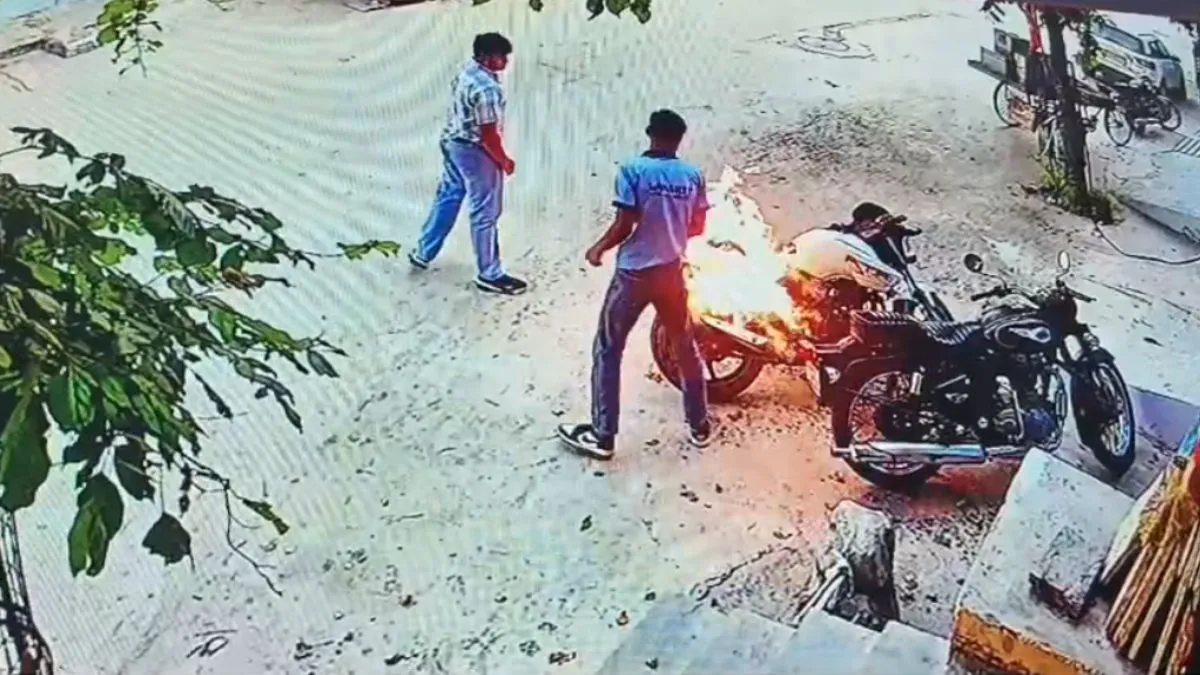 रंगदारी का अनोखा मामला: बुलेट समेत दो बाइक फूंककर मांगे एक लाख, बदमाश बोले- यह तो सिर्फ ट्रेलर है