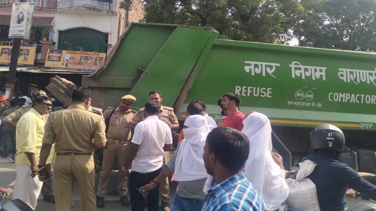 varanasi road accident woman killed by municipal vehicle
