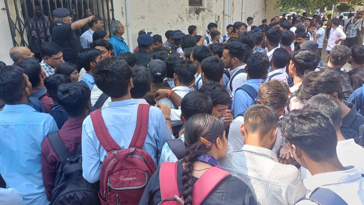 allahabad university students protest after clash with security