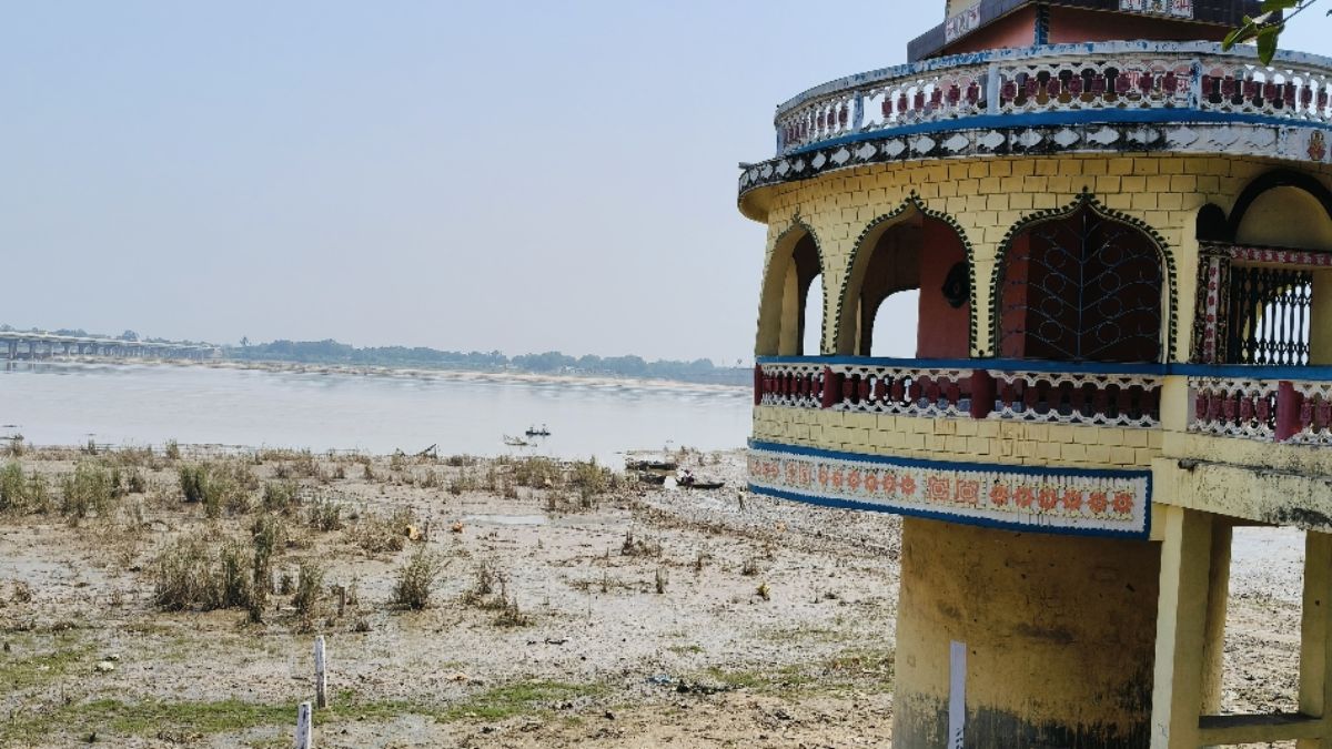 chhath puja 2025 mud crisis at koilwar ghats pressure on administration to clean up