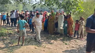 हत्या के बाद लोगों की जुटी भीड़