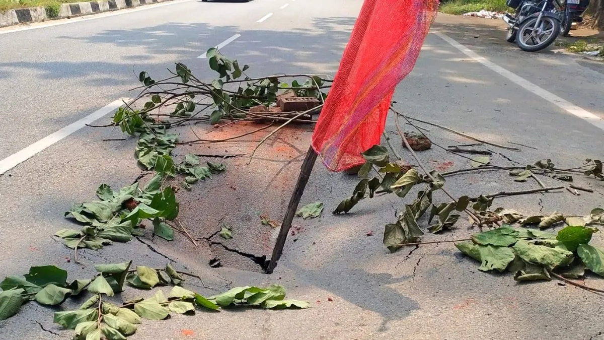 चास में नवनिर्मित फोरलेन सड़क धंसी, गड्ढे और दरारों से वाहनों को खतरा; विभाग की लापरवाही पर सवाल